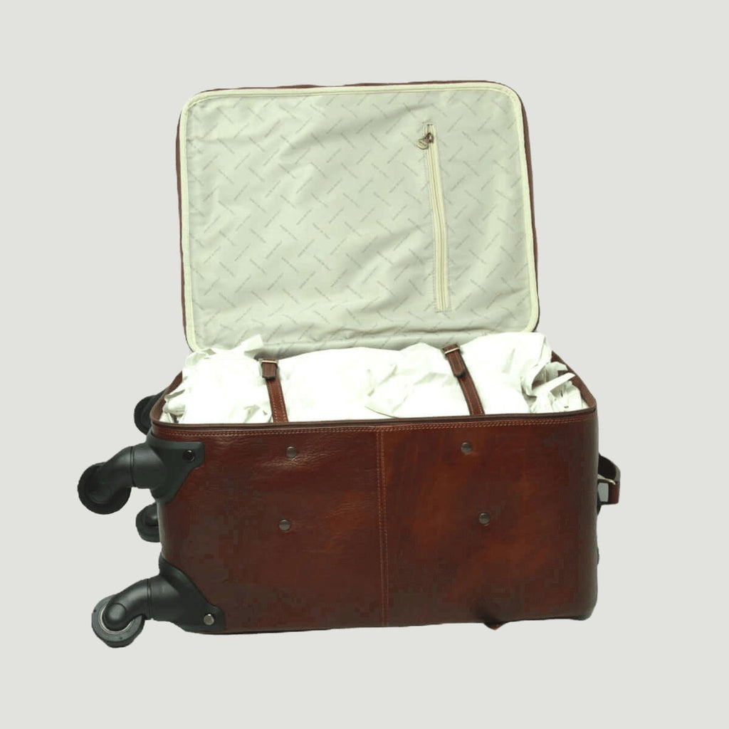 Trolley in pelle marrone aperto con interno chiaro e chiusura con zip