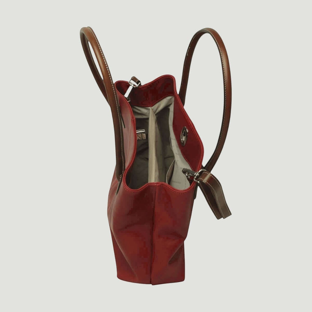 Borsa a spalla rossa bicolore con interno foderato beige visibile e zip laterale