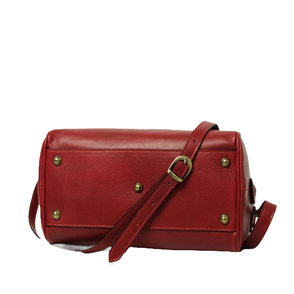 Bauletto in pelle rossa con tracolla regolabile e bottoni metallici frontali.