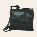 Borsa a tracolla grande in pelle nera con tracolla e tasca con zip