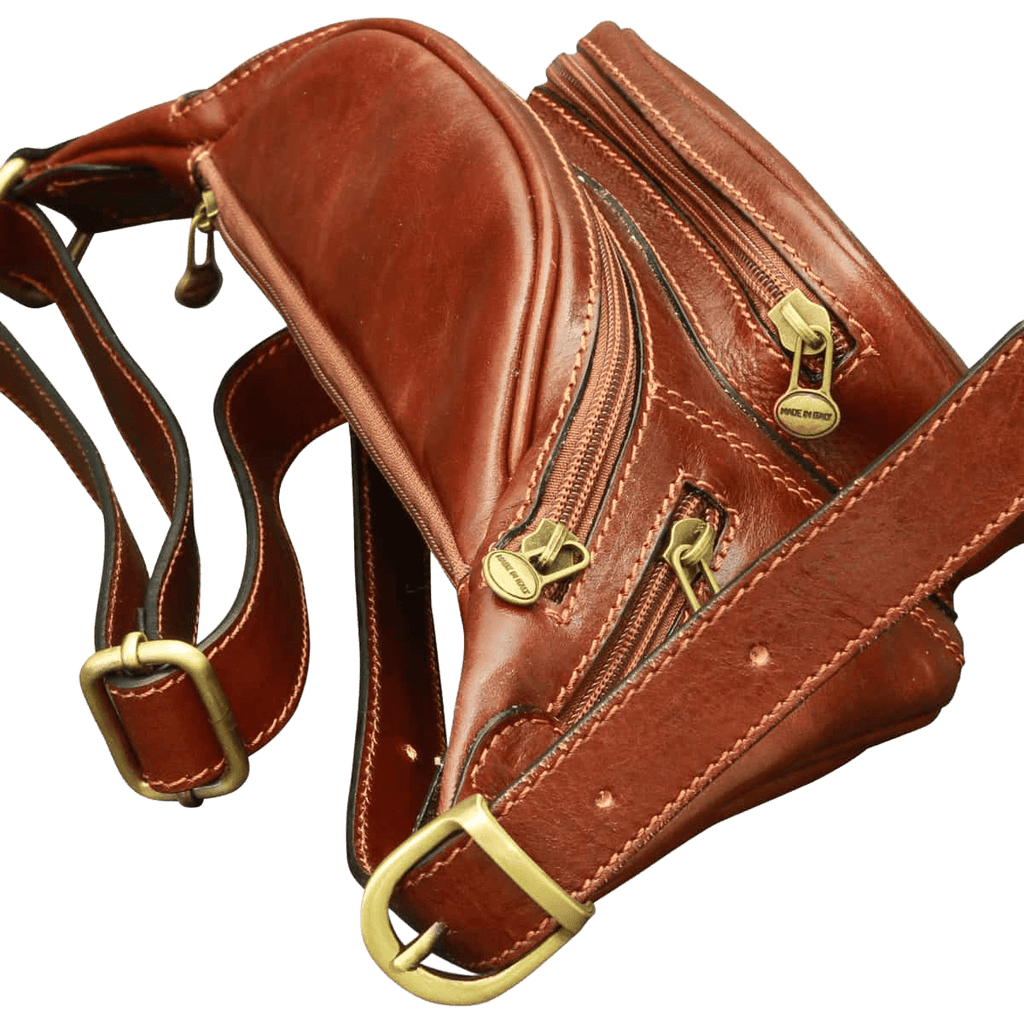 marsupio in pelle marrone con doppia tasca e cuciture, chiusure metalliche