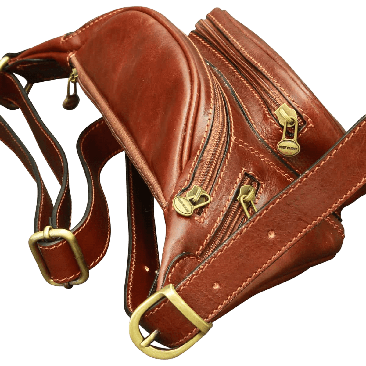 marsupio in pelle marrone con doppia tasca e cuciture, chiusure metalliche