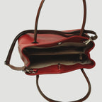 Borsa a spalla rossa bicolore aperta con interno beige e tracolla con moschettoni