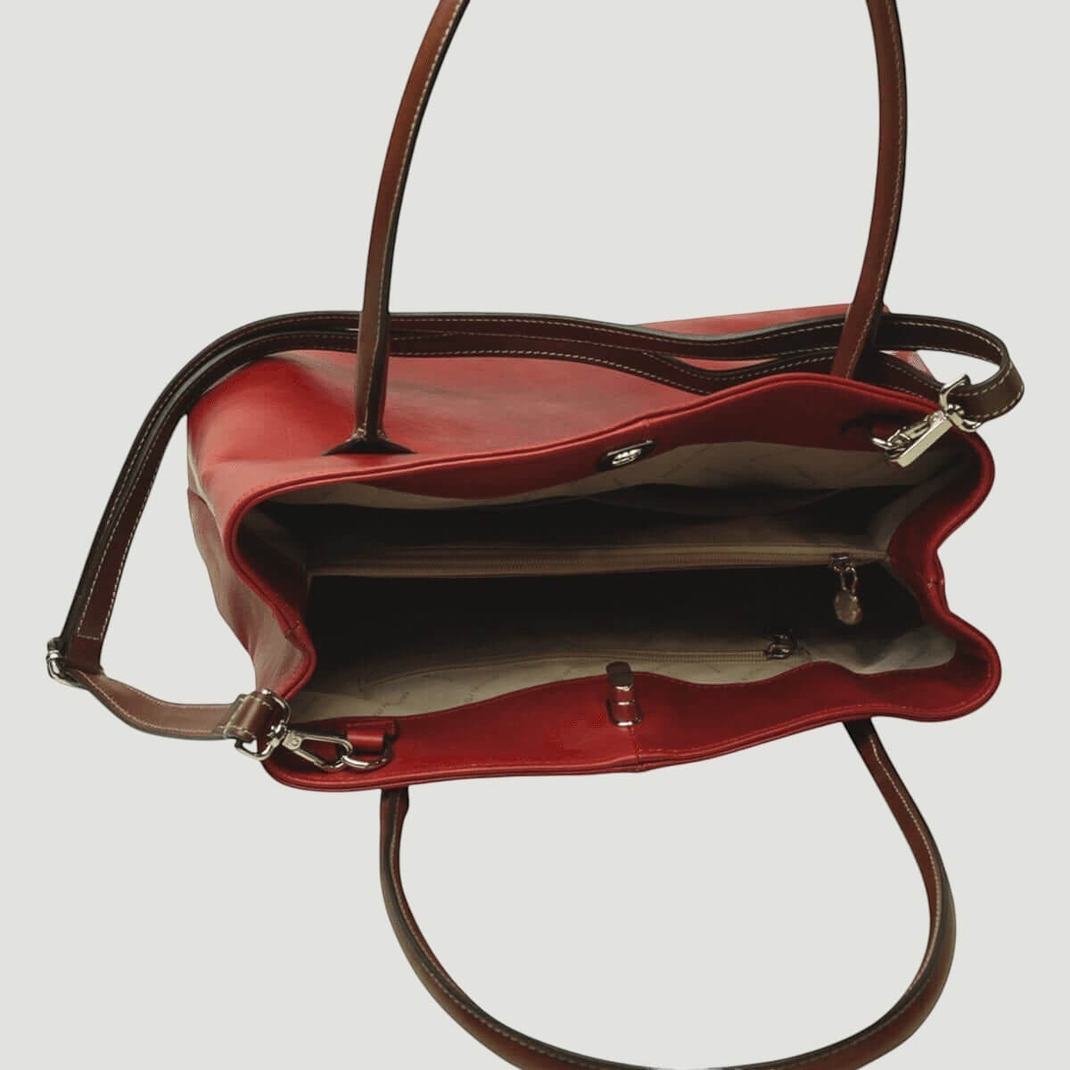 Borsa a spalla rossa bicolore aperta con interno beige e tracolla con moschettoni