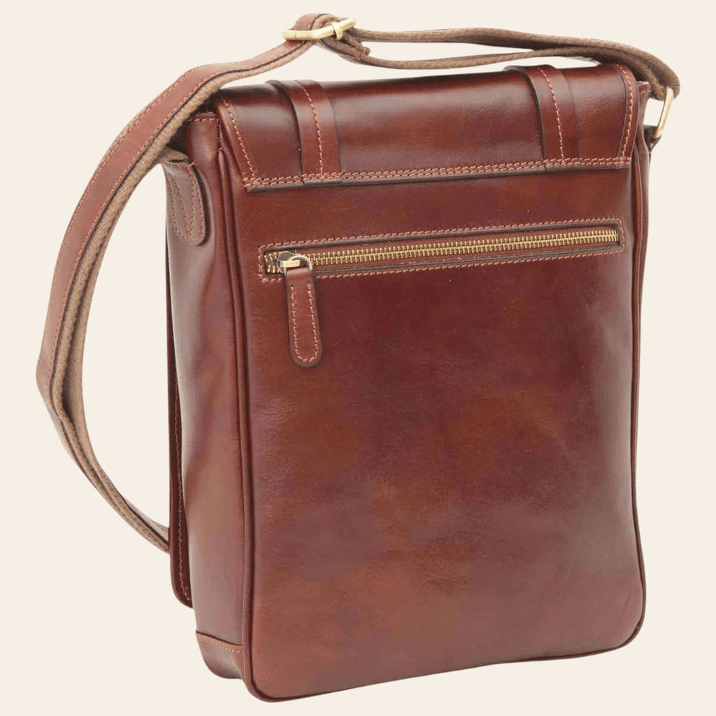 Borsa messenger marrone con zip frontale e tasca superiore, tracolla
