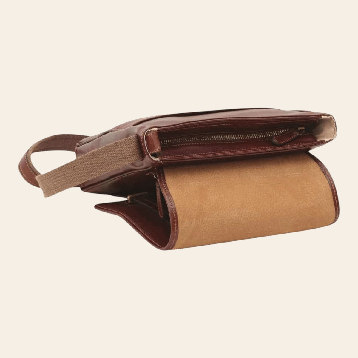 Borsa messenger marrone aperta con tasca interna e chiusura sul davanti
