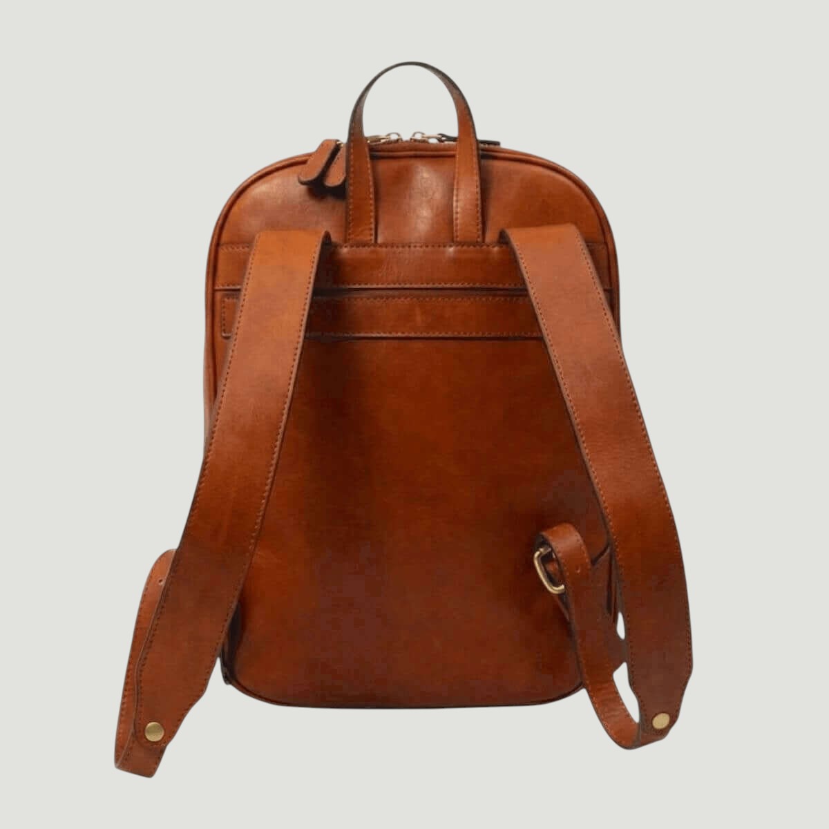 Zaino in pelle teak con tracolle regolabili e fibbie laterali, tasca frontale con zip.