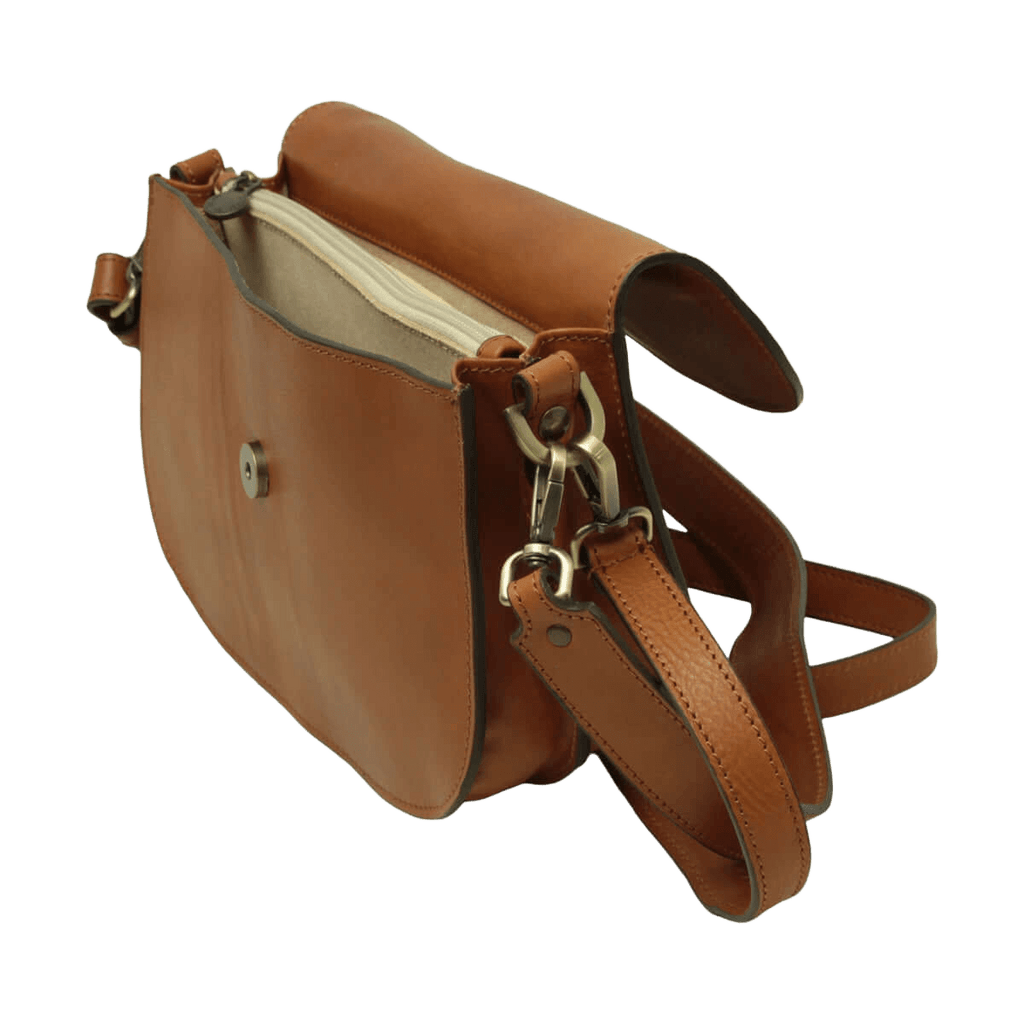 Borsa a tracolla in vitello color cognac con pattina e tracolla regolabile
