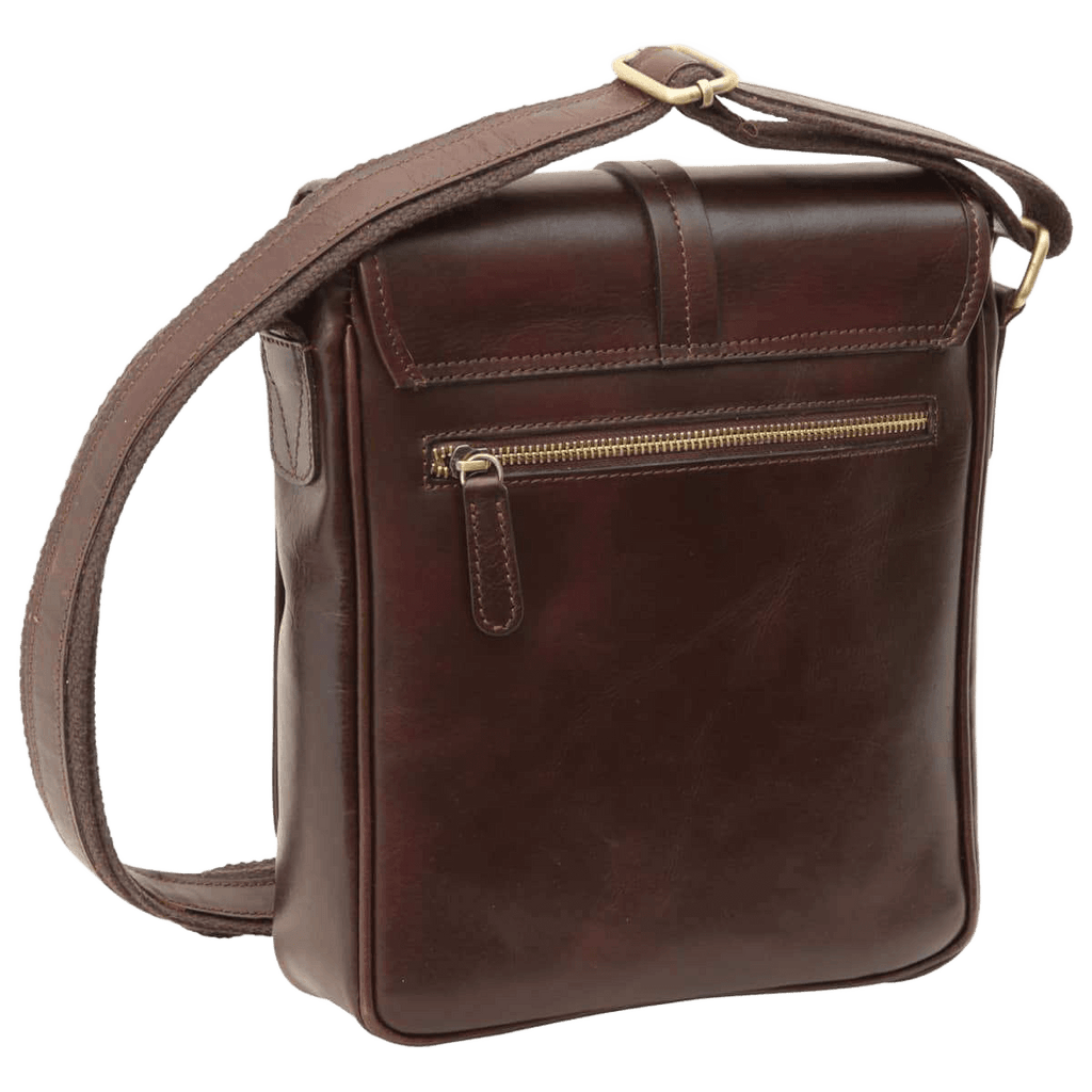 Tracolla messenger marrone scuro con tasca frontale a zip e manico ad anello.