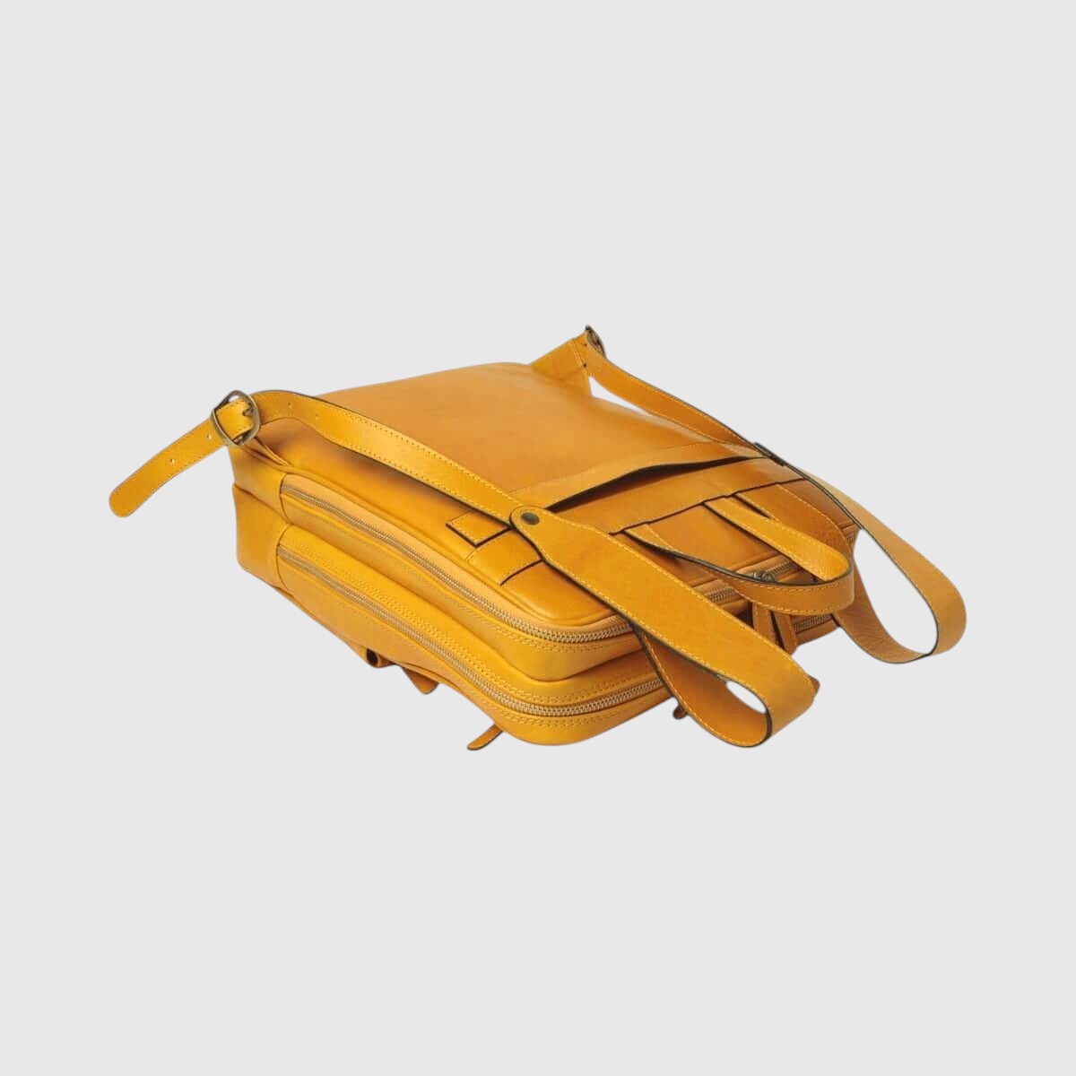 Zaino in pelle ocra con apertura laterale e tasche multiple, manici e cerniere.