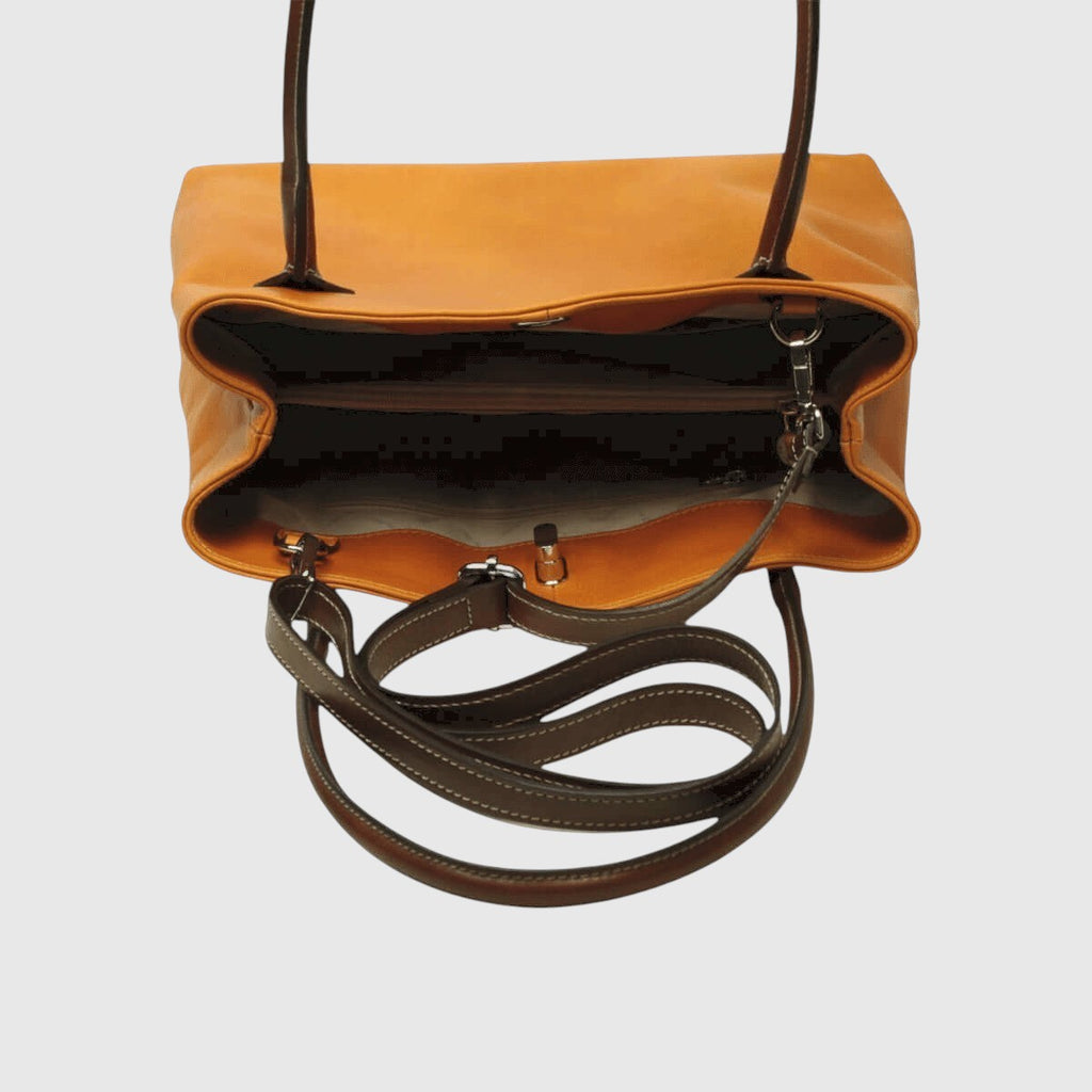 Borsa in pelle giallo ocra con apertura ampia e tracolla attaccata