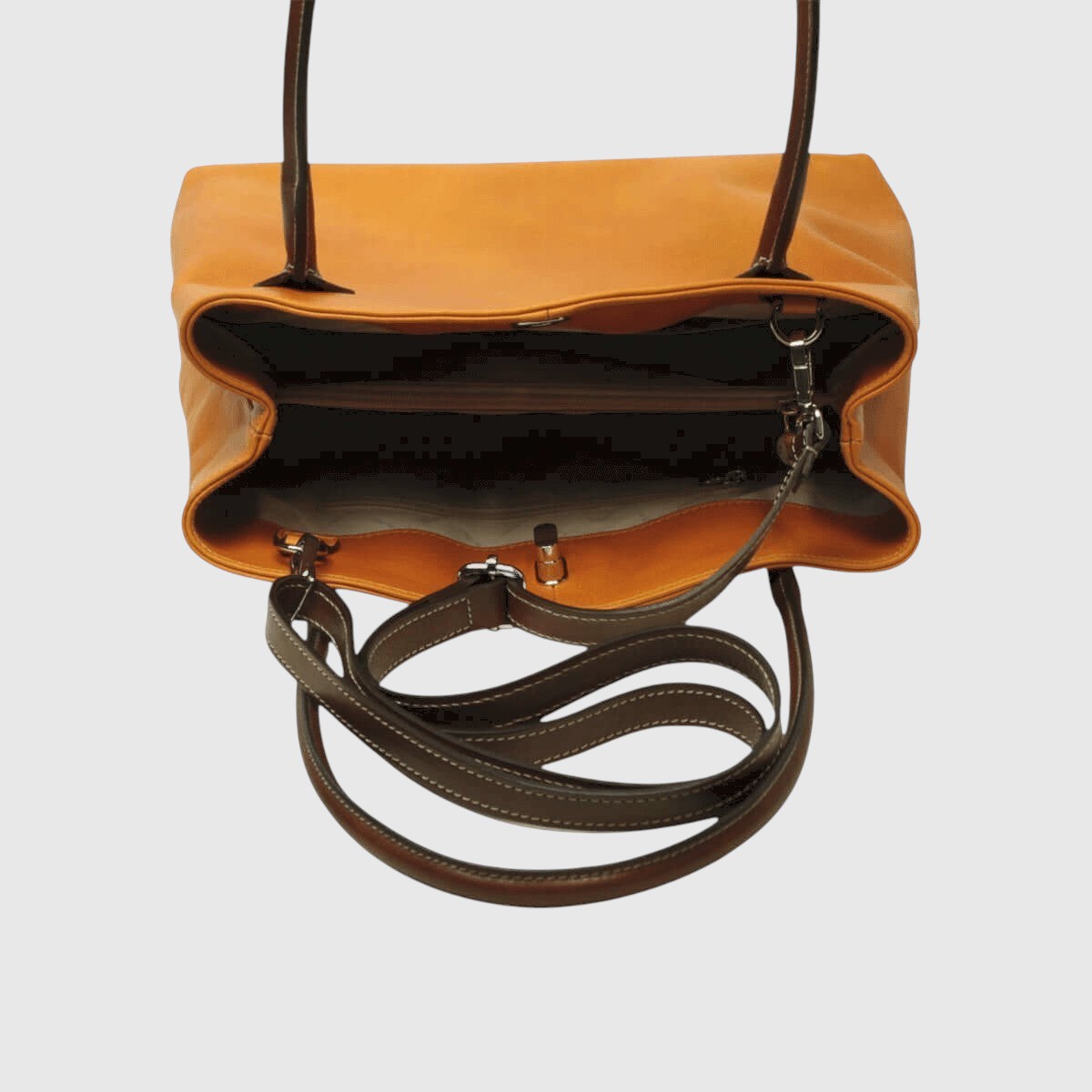 Borsa in pelle giallo ocra con apertura ampia e tracolla attaccata