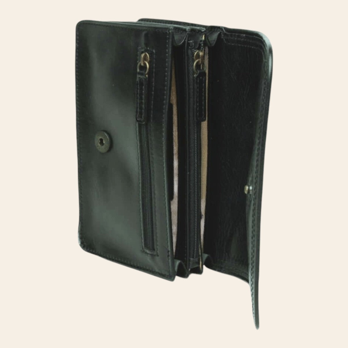Pochette in pelle nera piegata con doppi scomparti e cerniere metalliche
