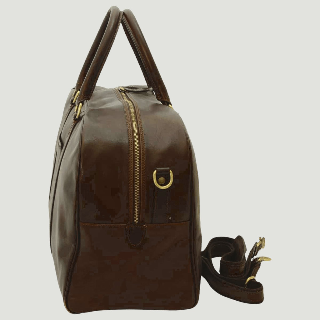 Borsone in pelle marrone scuro con zip frontale, manici alti e tracolla