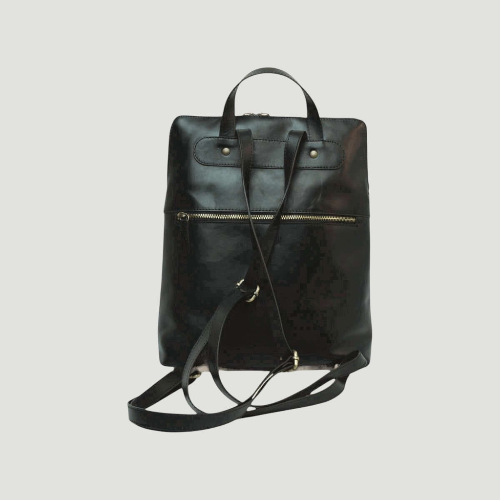 Zaino in pelle nero con patta superiore e tracolla staccabile, chiusura con zip