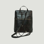 Zaino in pelle nero con patta superiore e tracolla staccabile, chiusura con zip