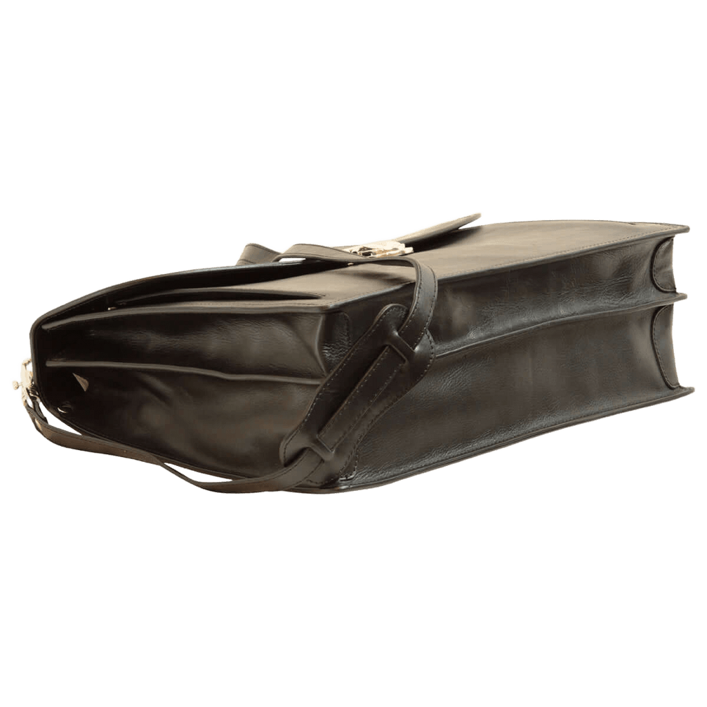 Borsa in pelle nera da uomo con tracolla, fondo e profilo laterale in vista.
