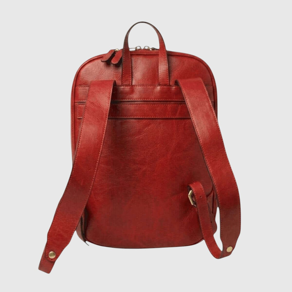 Zaino in pelle rossa con spallacci regolabili e tasca frontale con zip