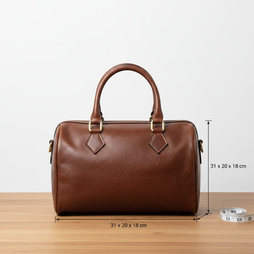 Bauletto in pelle marrone con due manici e dettagli metallici