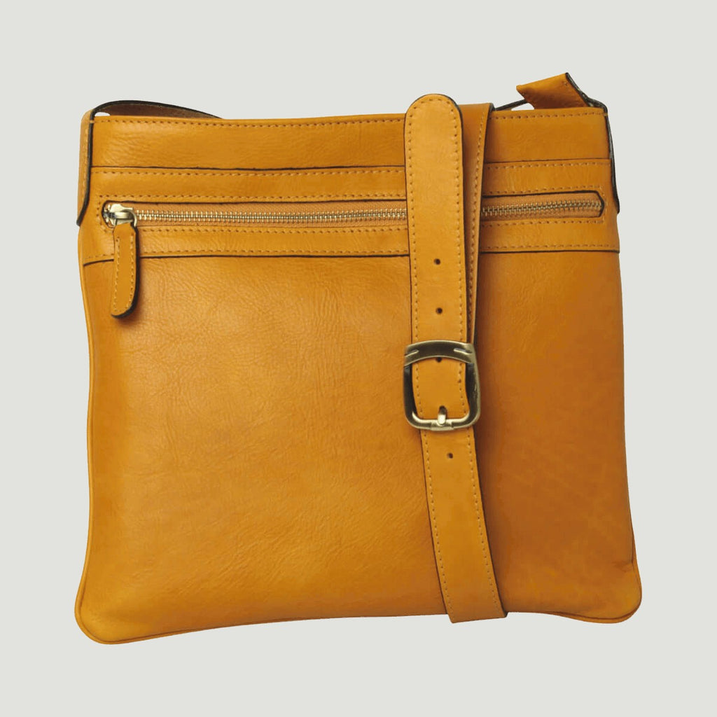 Borsa a tracolla in pelle giallo ocra grande con tracolla regolabile e fibbia.