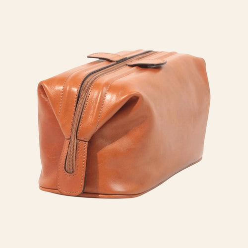 Seitenansicht der Kulturtasche aus kolonialbraunem Kalbsleder mit umlaufendem Reißverschluss