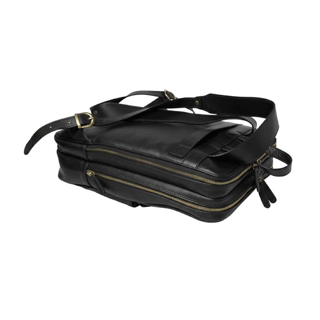 Zaino in pelle nero con tracolla regolabile e zip gialla frontale.