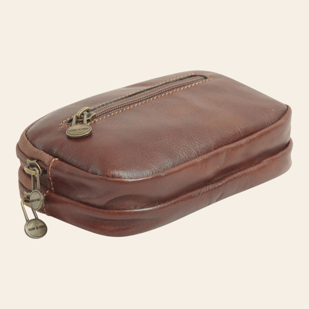 Borsello da cintura marrone con zip superiore e chiusure con pendenti ottone