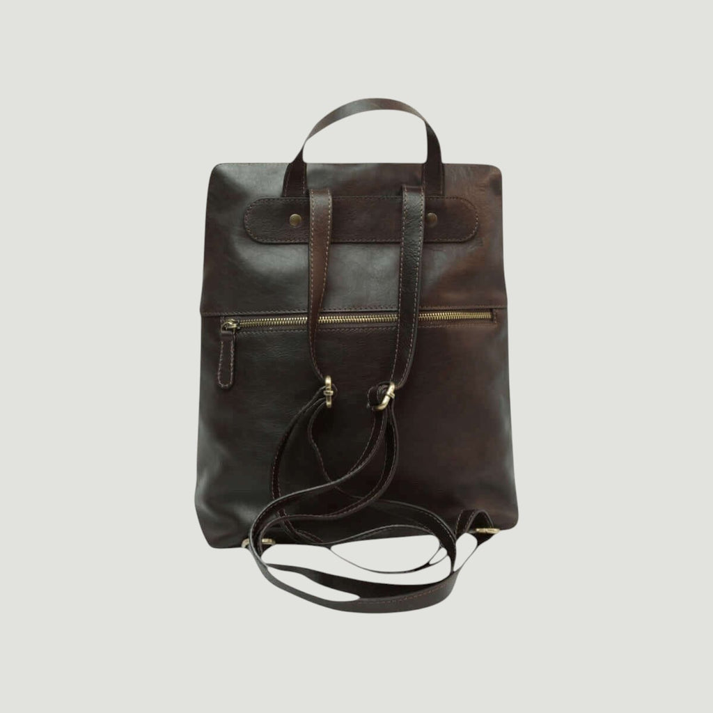 Zaino in pelle marrone scuro con zip frontale, tracolle e dettagli in metallo