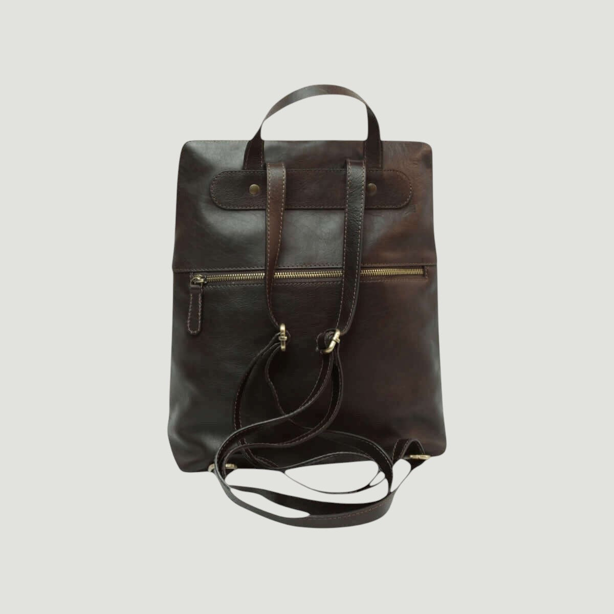 Zaino in pelle marrone scuro con zip frontale, tracolle e dettagli in metallo