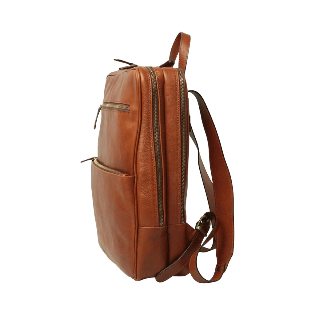 Zaino in pelle teak con fascia per trolley, zip verticale e spallacci posteriori.