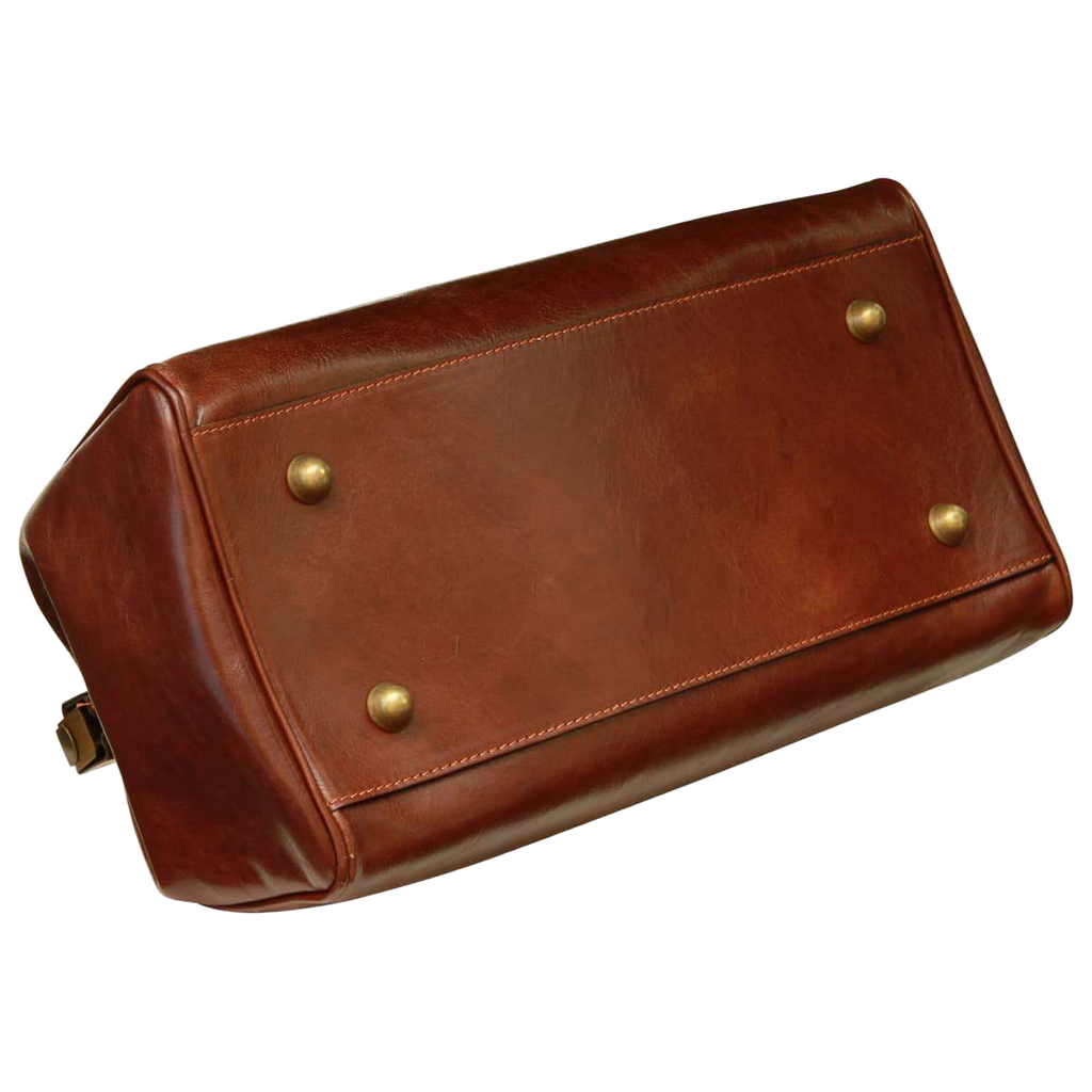 Borsa in pelle marrone con tasca posteriore e quattro bottoni dorati, cerniera superiore