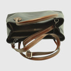 Borsa verde oliva in pelle bicolore con tracolla marrone e chiusura a zip.