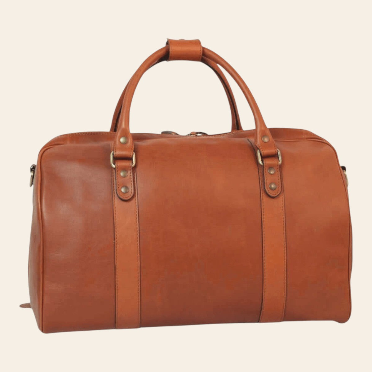 Sac de voyage en cuir cognac chaud, vue de face avec doubles poignées et renforts verticaux