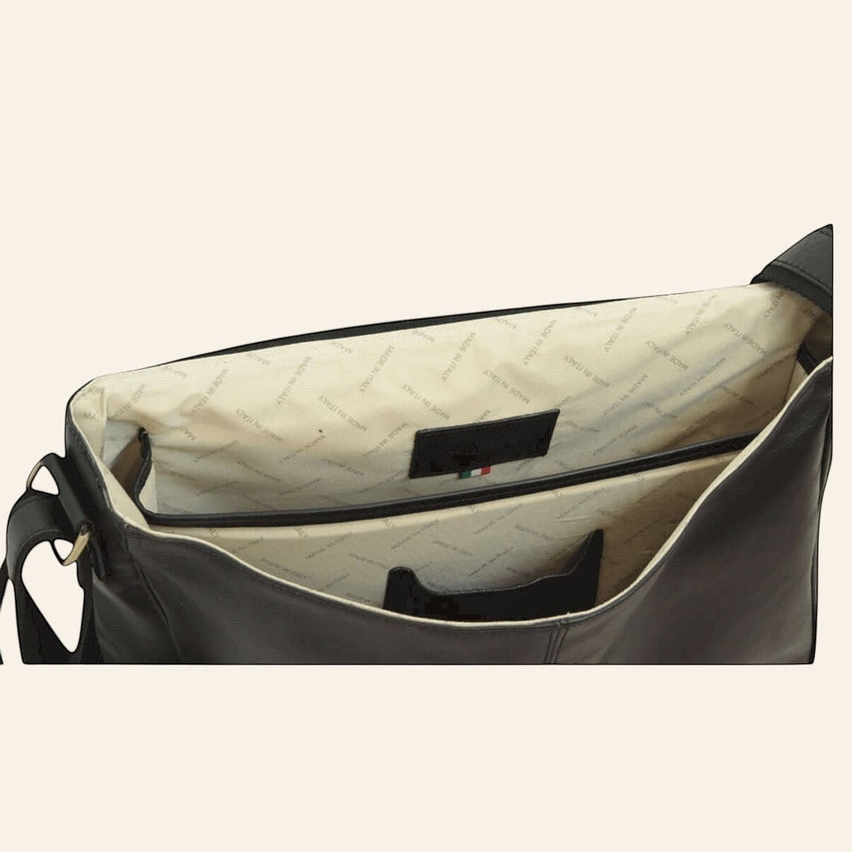 Messenger-Tasche aus Kalbsleder in Schwarz, geöffnet mit hellem Futter, Reißverschlussfach und Organizer