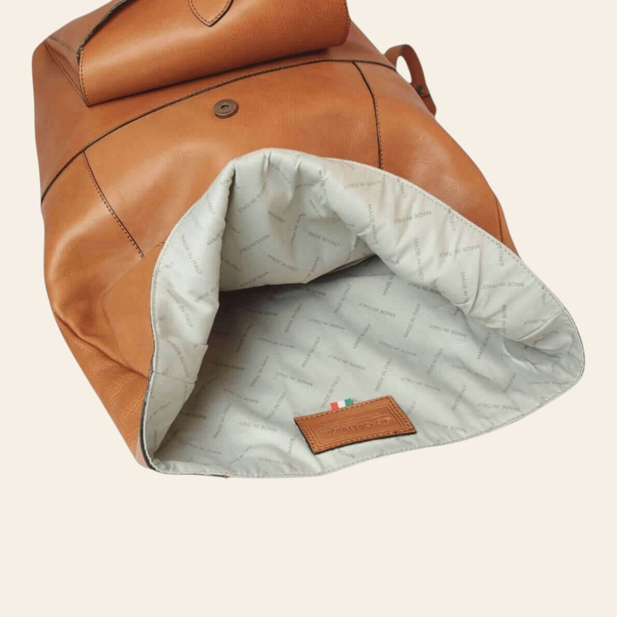 Zaino in pelle marrone con interno foderato chiaro e taschetta in pelle sul fondo