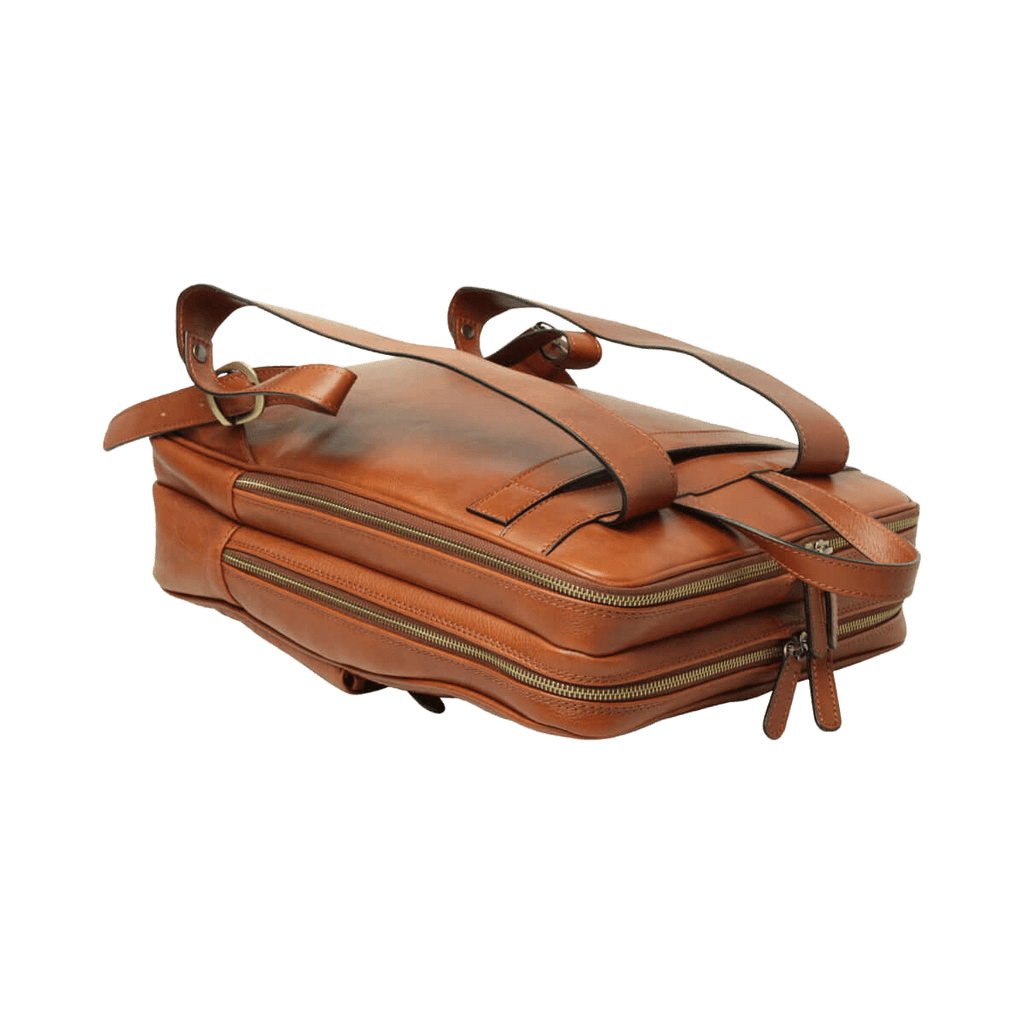 Zaino in pelle teak con tracolle e tasca con zip; vista laterale.