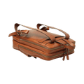Zaino in pelle teak con tracolle e tasca con zip; vista laterale.