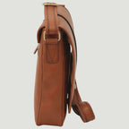 Borsa messenger in pelle marrone con patta e chiusura magnetica, tracolla regolabile