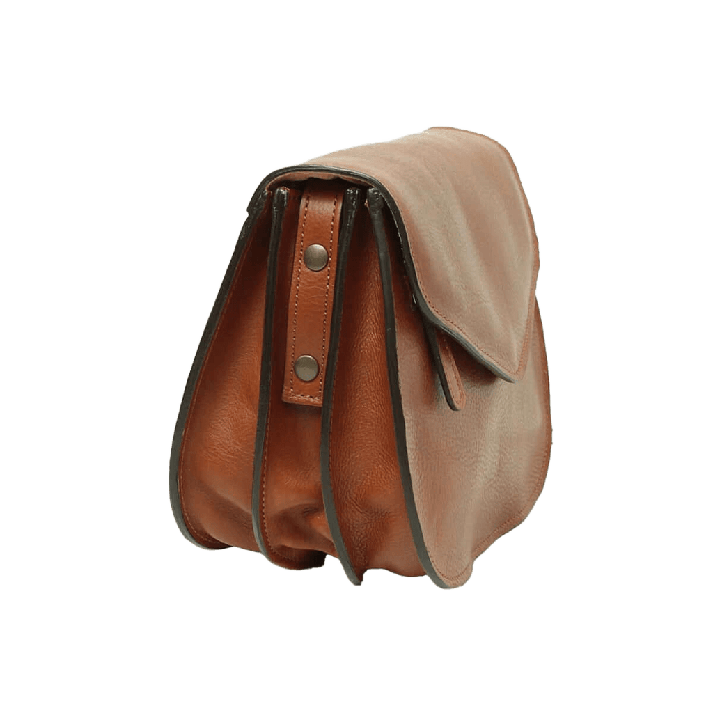 Borsa a tracolla in pelle color teak con pattina e bottoni sul retro.