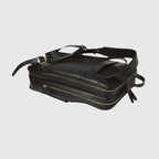 Zaino in pelle nera con doppia maniglia e zip frontali color oro