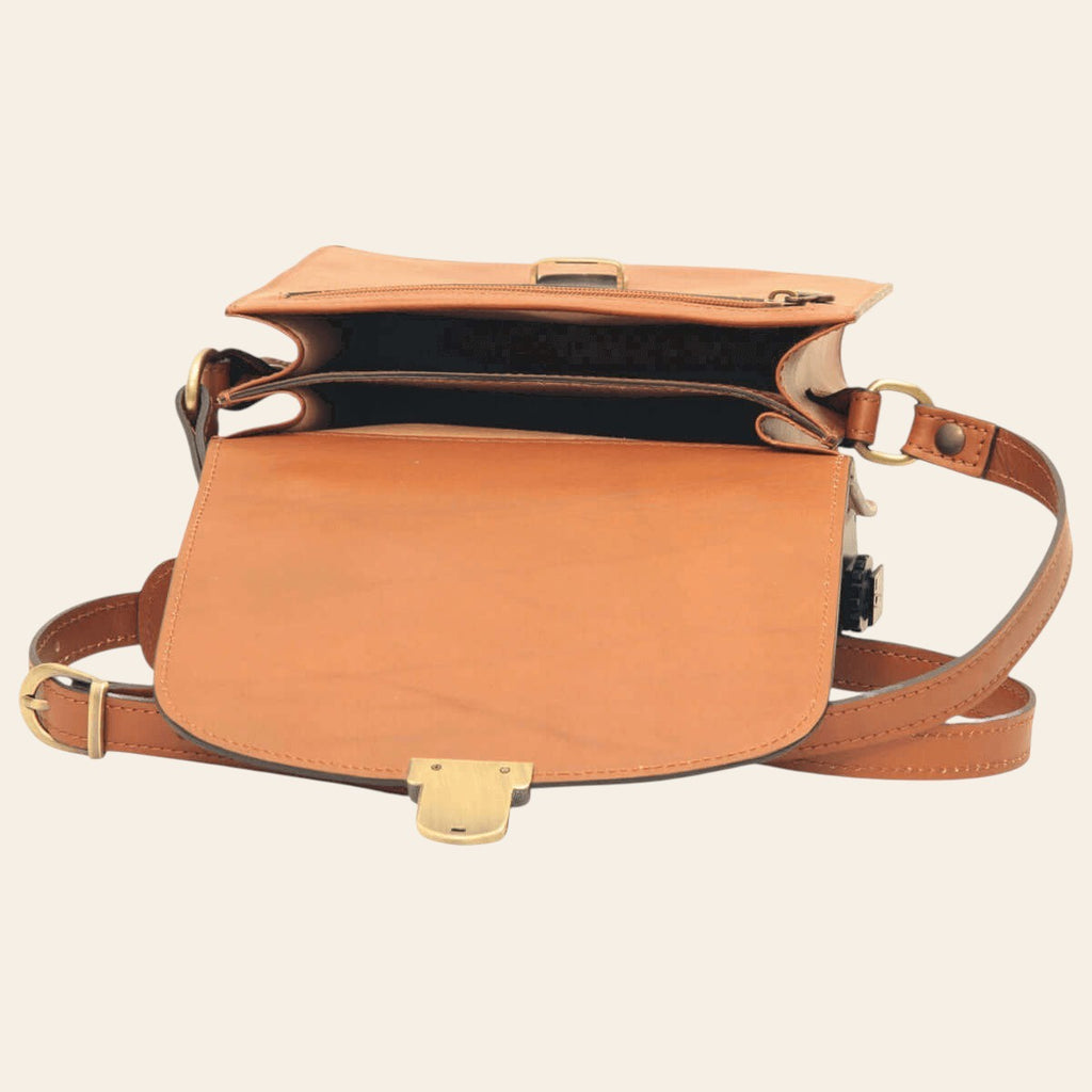 Borsa a tracolla in pelle da uomo marrone vista laterale con patta e fibbia