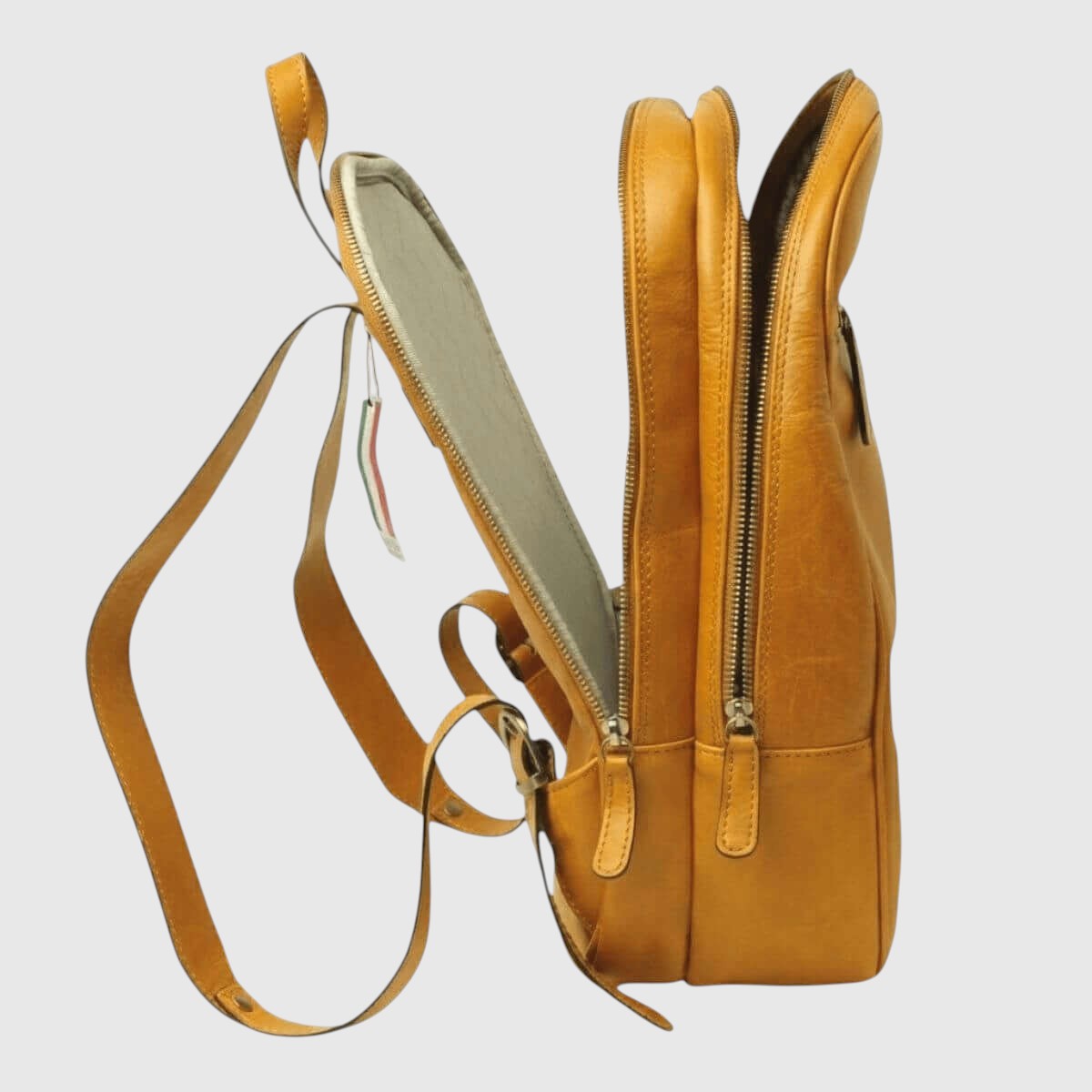 Zaino in pelle ocra con apertura superiore con zip e profilo laterale