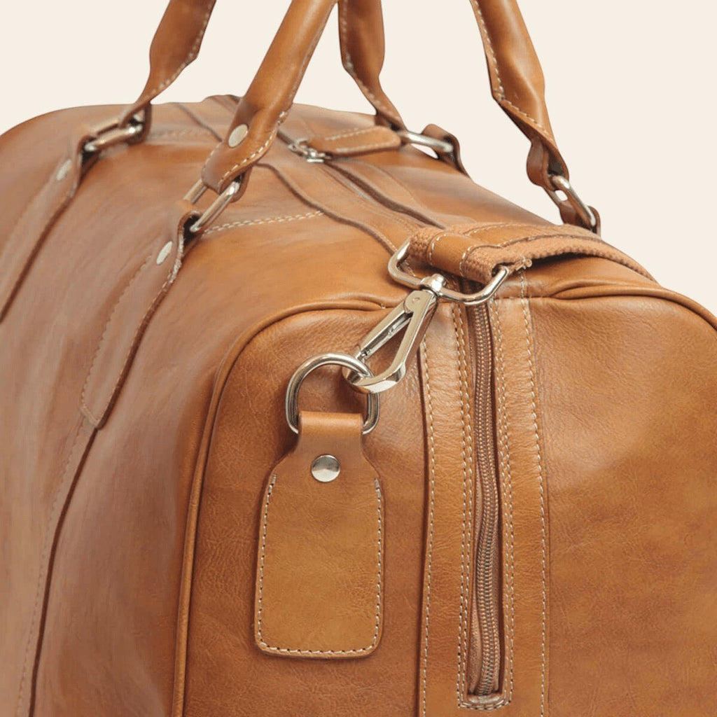 Borsone da viaggio in pelle marrone con fibbia metallica e zip laterale