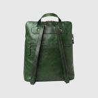 Zaino in pelle verde con doppie bretelle, cerniera laterale e tasche frontali