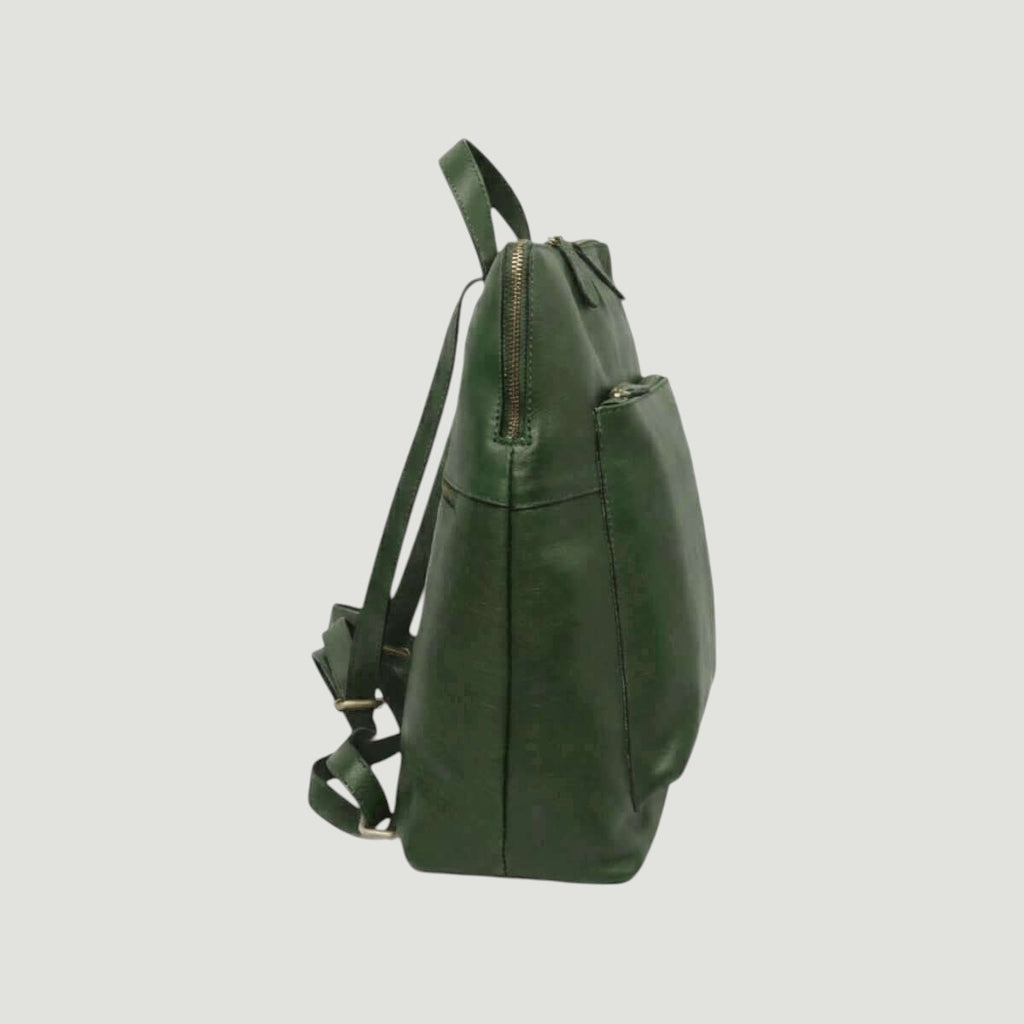 Zaino in pelle verde vista laterale con zip e tracolle regolabili