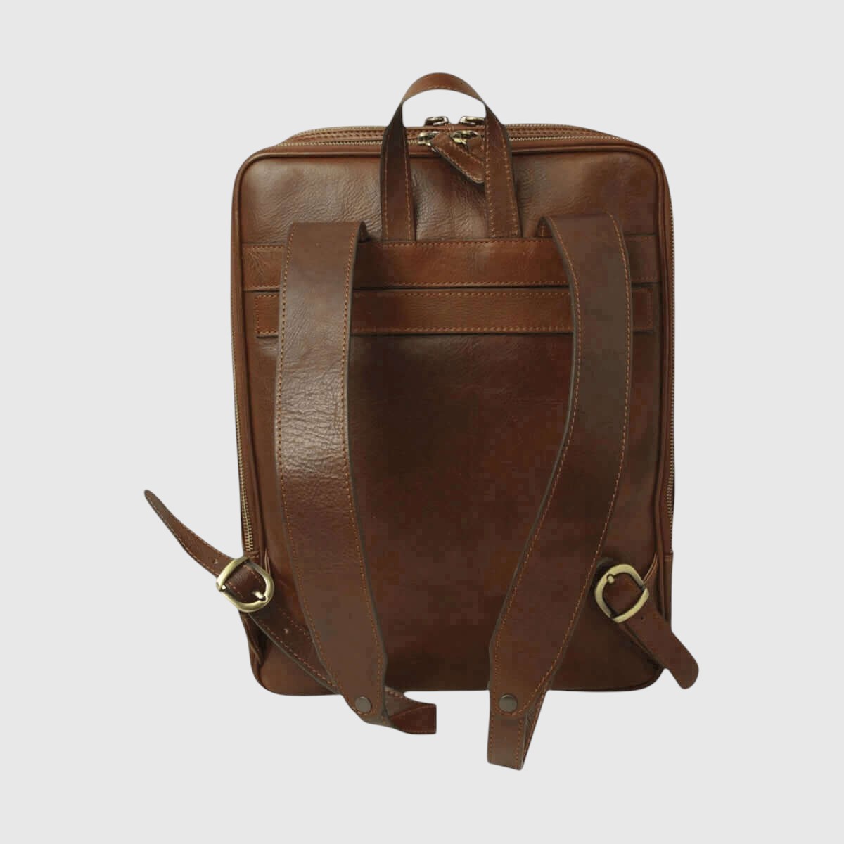 Zaino in pelle castagna con spallacci regolabili, manico superiore e fascia trolley