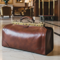 Borsa da viaggio grande in pelle marrone, finiture dorate e manici con rivetti