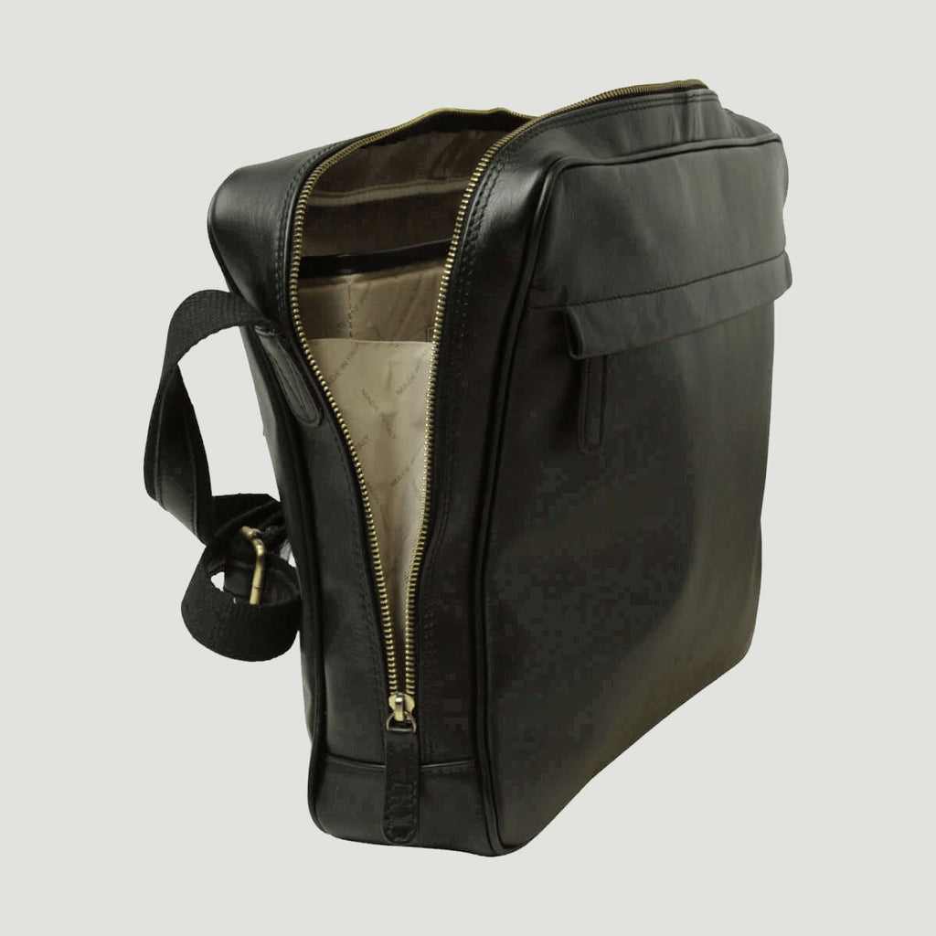 Borsa messenger in pelle nera con chiusura zip e tracolla