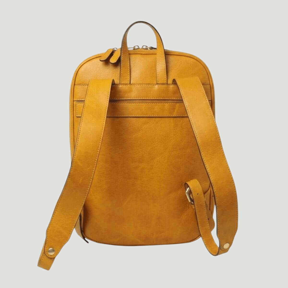 Zaino in pelle giallo ocra con bretelle regolabili e tasca frontale con zip