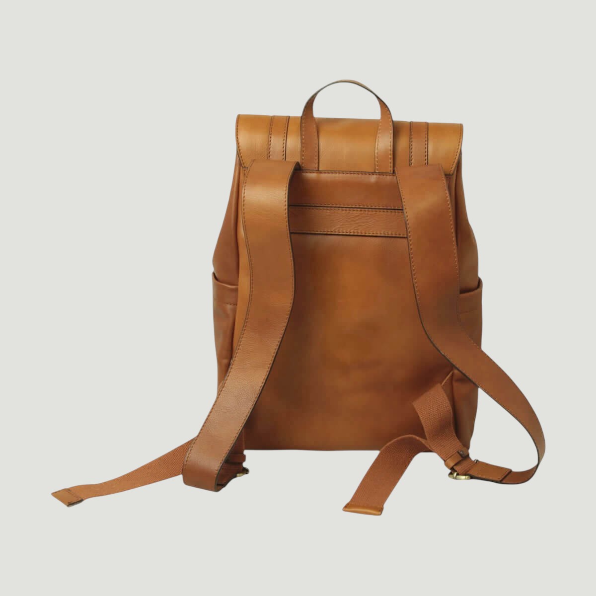 Zaino in pelle marrone con manici superiori e schiena con doppie cinghie